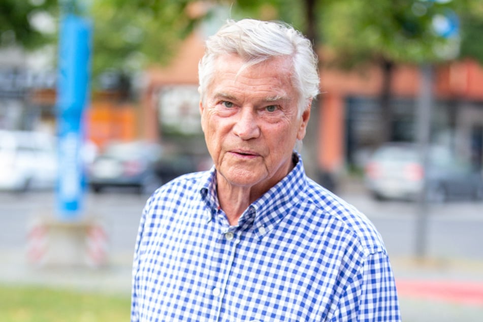 Inzwischen steht der 85-Jährige als Kabarettist auf der Bühne - muss nun aber mindestens ein halbes Jahr pausieren.
