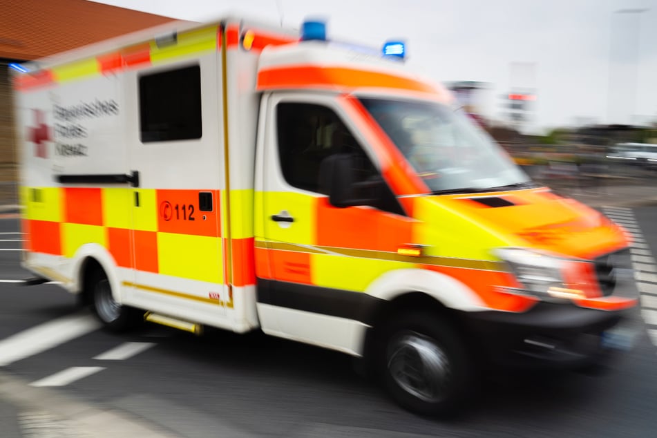 Rettungskräften konnten den schwer verletzten Mann (23) am Bahnsteig erstversorgen und anschließend in eine Klinik bringen. (Symbolbild)