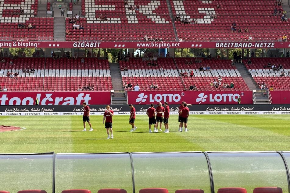 Das Team ist da und begutachtet den Rasen.