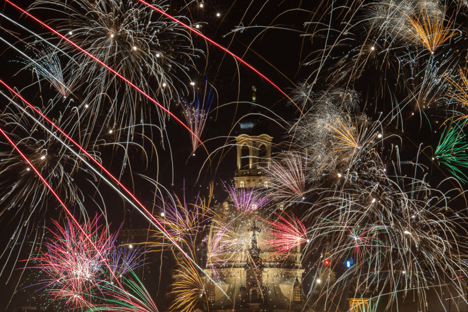 Zu Silvester und Neujahr sind vielerorts Feiern auf öffentlichen Plätzen untersagt. Auch darf dort kein Feuerwerk mitgeführt oder gezündet werden.