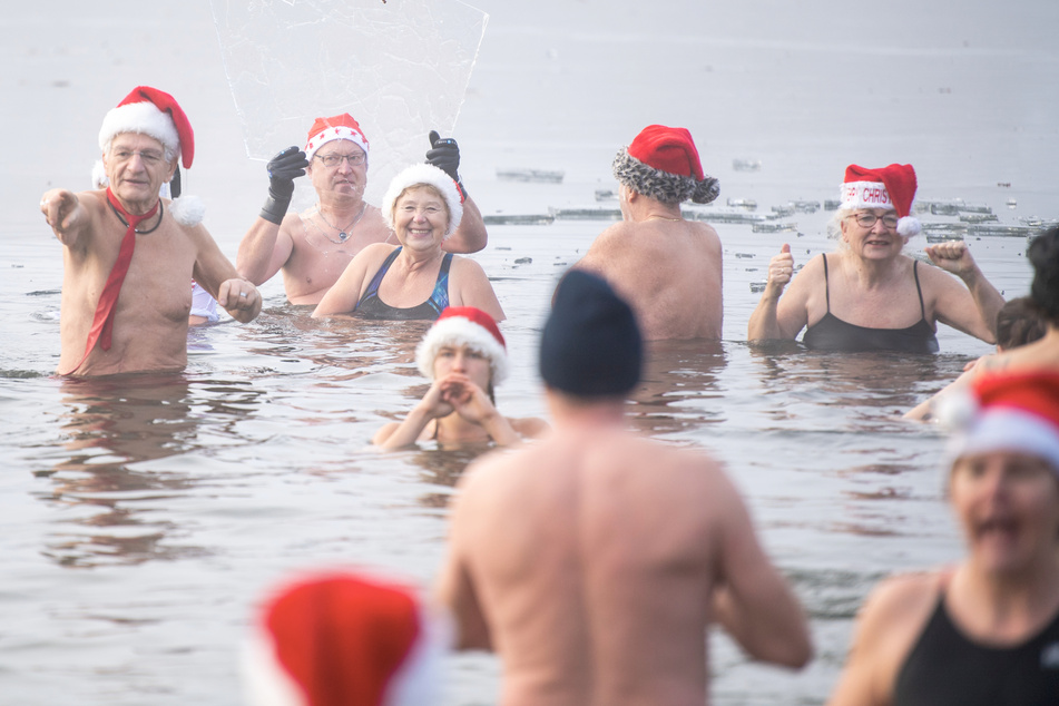 Das traditionelle Weihnachtsbaden am ersten Feiertag wurde vom Verein Berliner Seehunde organisiert.