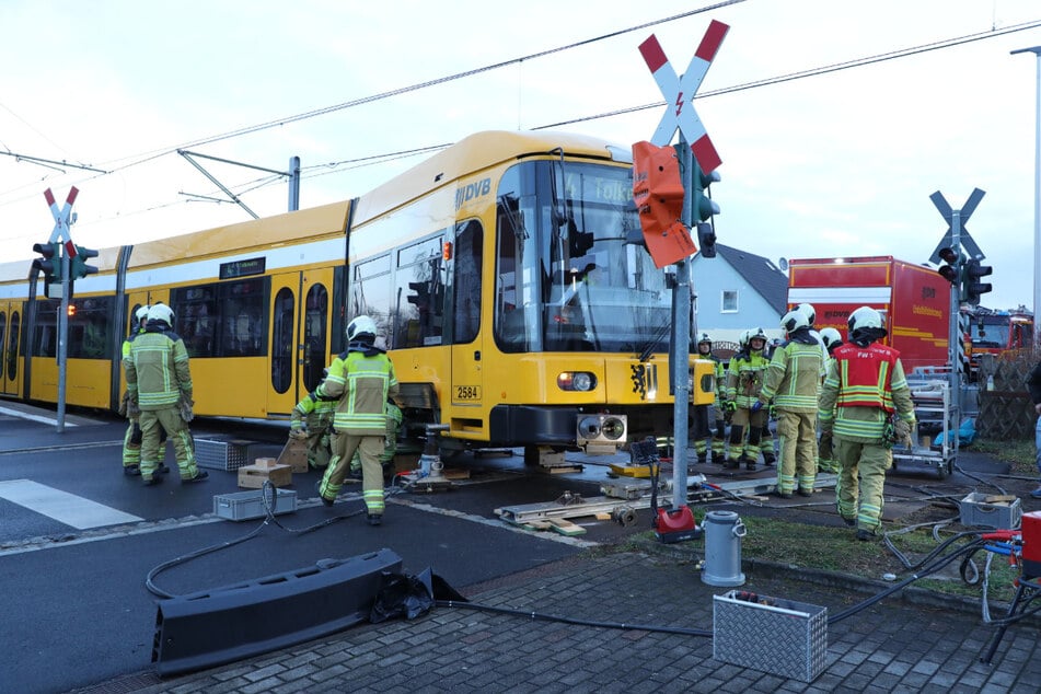 Mit hydraulischem Gerät brachten die Feuerwehrleute die Bahn wieder zurück aufs Gleis.