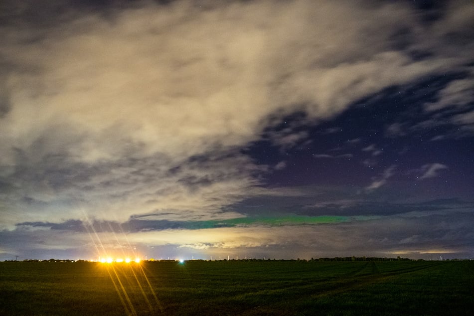 Ein grüner Streifen am Nachthimmel über Rackwitz (Landkreis Nordsachsen).