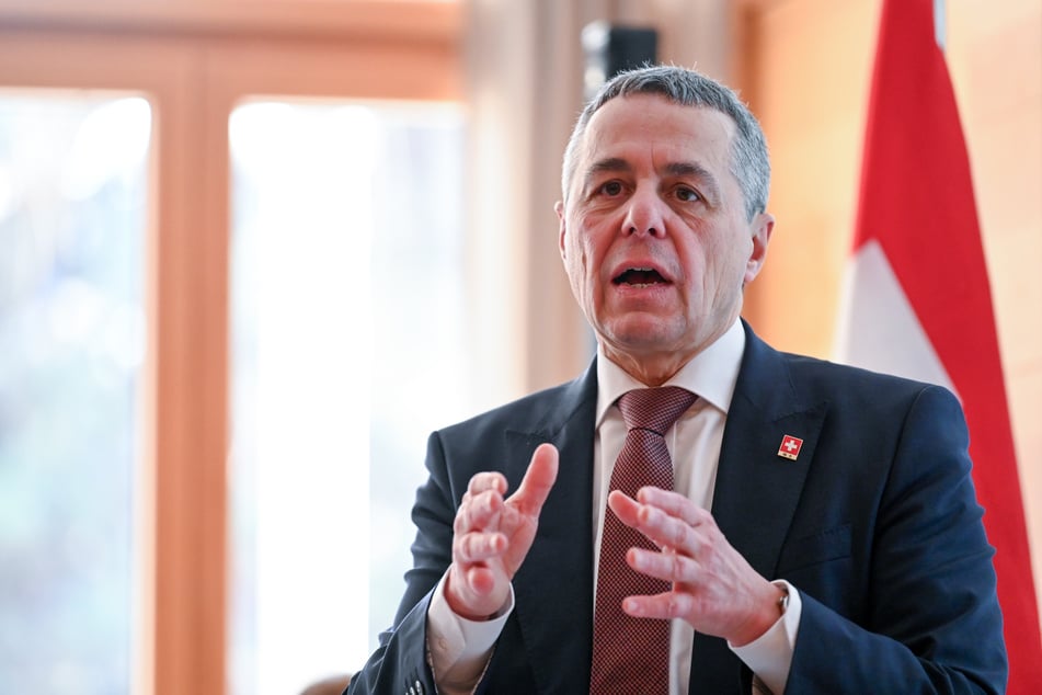 Der Schweizer Außenminister Ignazio Cassis (64) erklärt die Bereitschaft seines Landes, den Ukraine-Gipfel mit Putin auszurichten.