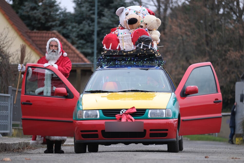 Sein Auto dekoriert der Leipziger zu Weihnachten extra mit zwei Teddys, Lichterketten und einer Schleife.