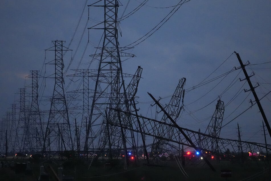 Umgestürzte Bäume und Stromleitungen lagen in Wohngebieten, und rund eine Million Kunden im Bundesstaat Texas waren ohne Strom.