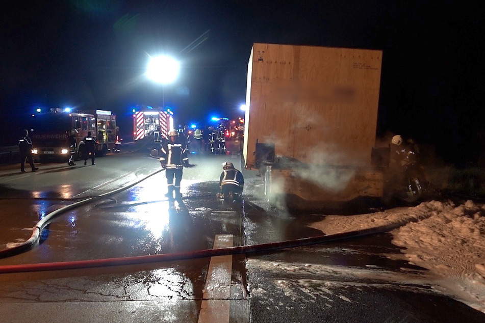 Auf der A2 brannte in der Nacht auf Donnerstag ein Lkw.
