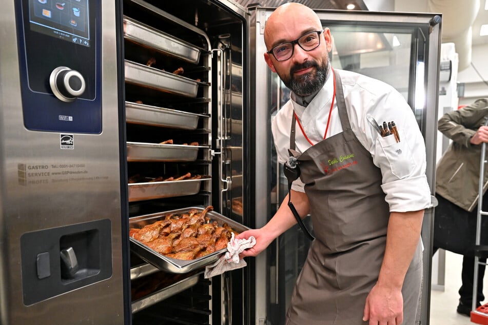 Küchenchef Sven "Kasi" Kasimir (45) an einer seiner Wunderwaffen: einem Kombidämpfer.
