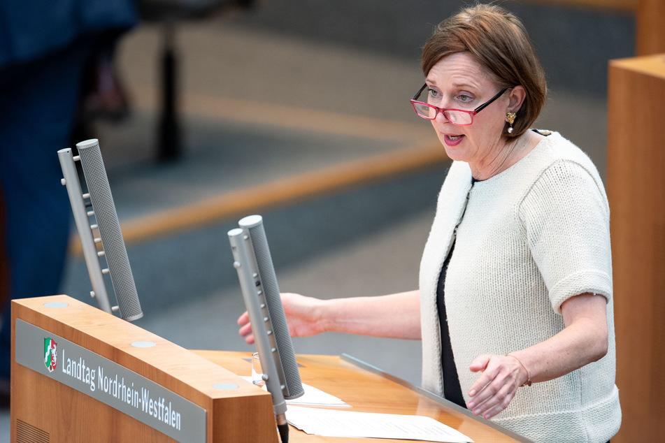NRW-Schulministerin Yvonne Gebauer (FDP) geht davon aus, dass das neue Schuljahr nach den Ferien mit Präsenzbetrieb starten wird.