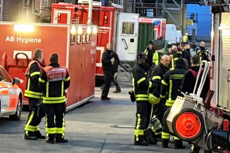 Seit dem frühen Sonntagmorgen kämpft die Frankfurter Feuerwehr gegen einen Brand im Kraftwerk West.
