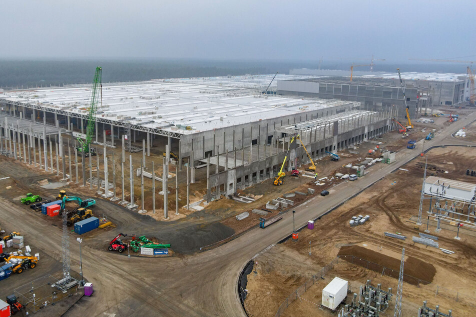 Tesla darf mit den Vorbereitungen für die Batteriefabrik in Grünheide bei Berlin beginnen.