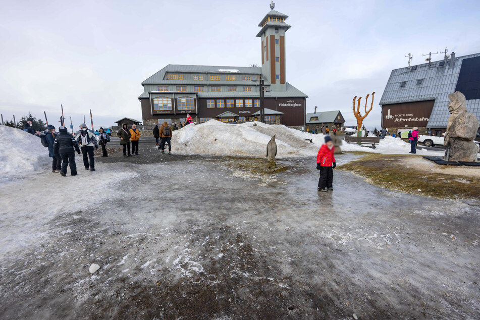 Die Schneeberge auf dem Gipfel des Fichtelbergs schrumpfen täglich.