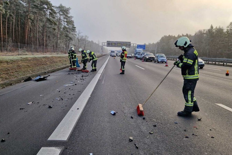 Einsatzkräfte der Feuerwehr waren mit Aufräumen beschäftigt.