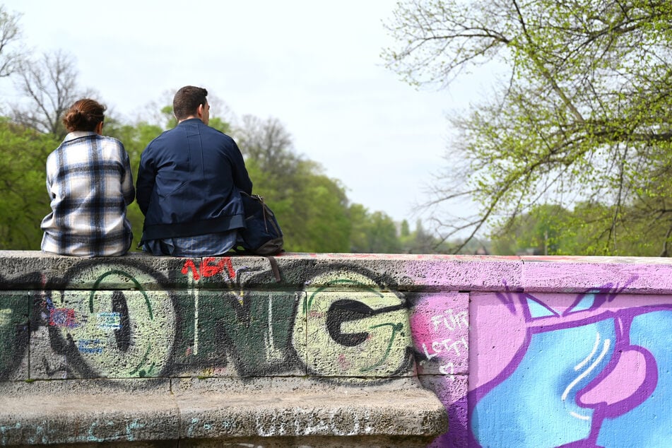 Ein paar ruhige Momente auf Leipzigs Sachsenbrücke? Ob das in den kommenden Tagen möglich ist, wird sich noch zeigen. Laut dem Deutschen Wetterdienst bleibt es wechselhaft.