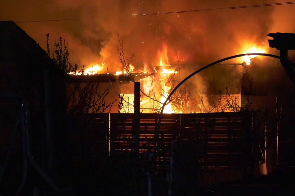 Gartenlaube brennt lichterloh: Feuerwehr findet Toten
