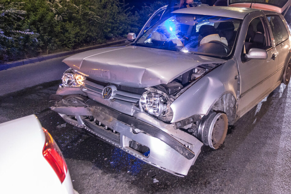 Kurioser Unfall: VW kracht auf nur zwei Reifen in anderes Auto, Fahrer betrunken
