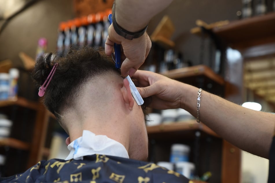 Wenn Barbershops nicht nur Bärte pflegen, sondern auch Haare schneiden, müssen sie die Vorgaben für Friseurläden einhalten.