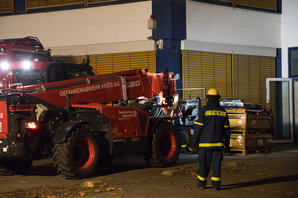 Mit einem Gefahrenabwehr-Fahrzeug des THW mussten die gelöschten Batterien, rechts im Bild, abtransportiert werden.