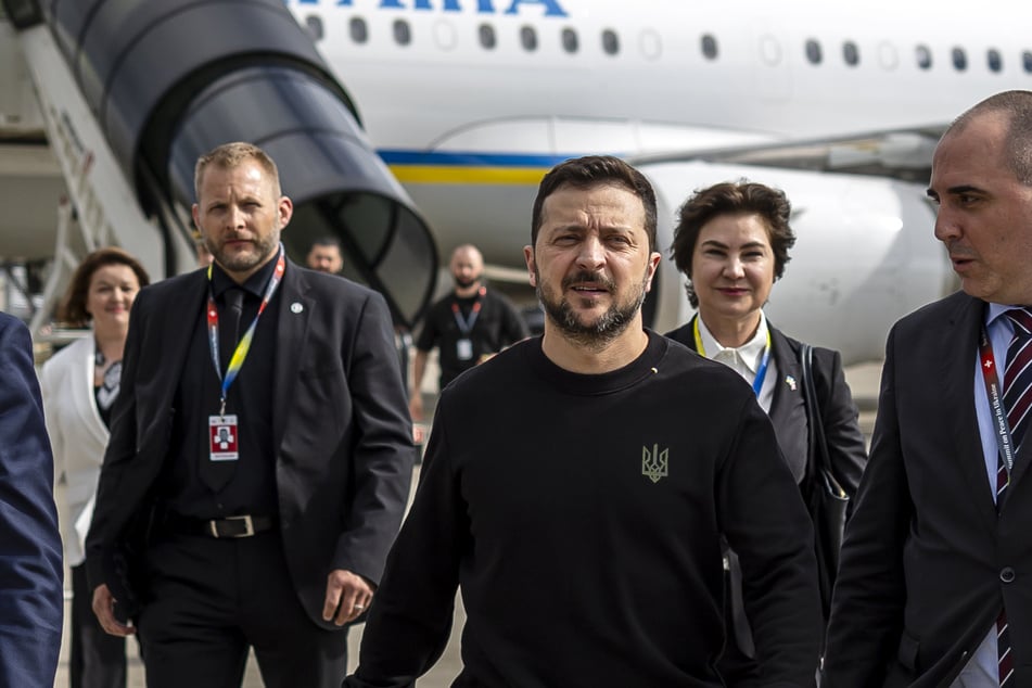 Wolodymyr Selenskyj (46, 3.v.r) wird bei seiner Ankunft am Flughafen Kloten in der Schweiz empfangen.