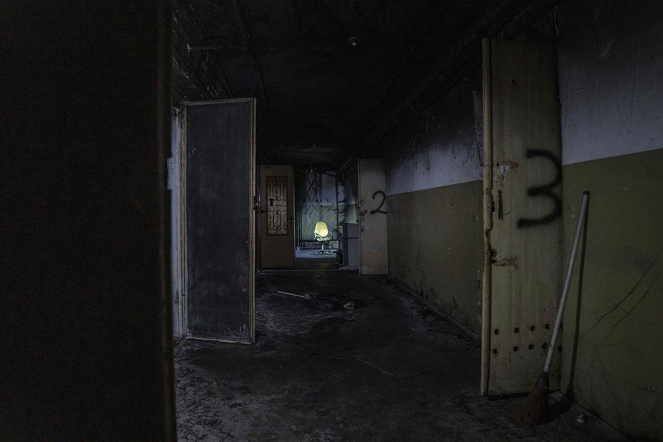 Ein Bürostuhl steht im Korridor eines Kellergeschosses in einem Gebäude in Cherson, das nach Angaben eines Staatsanwalts für Kriegsverbrechen von russischen Streitkräften als Folterstätte genutzt wurde.