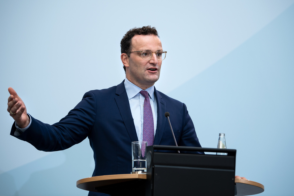 Jens Spahn (CDU), Bundesgesundheitsminister, äußert sich bei einer Pressekonferenz nach der Videokonferenz der EU-Gesundheitsminister.