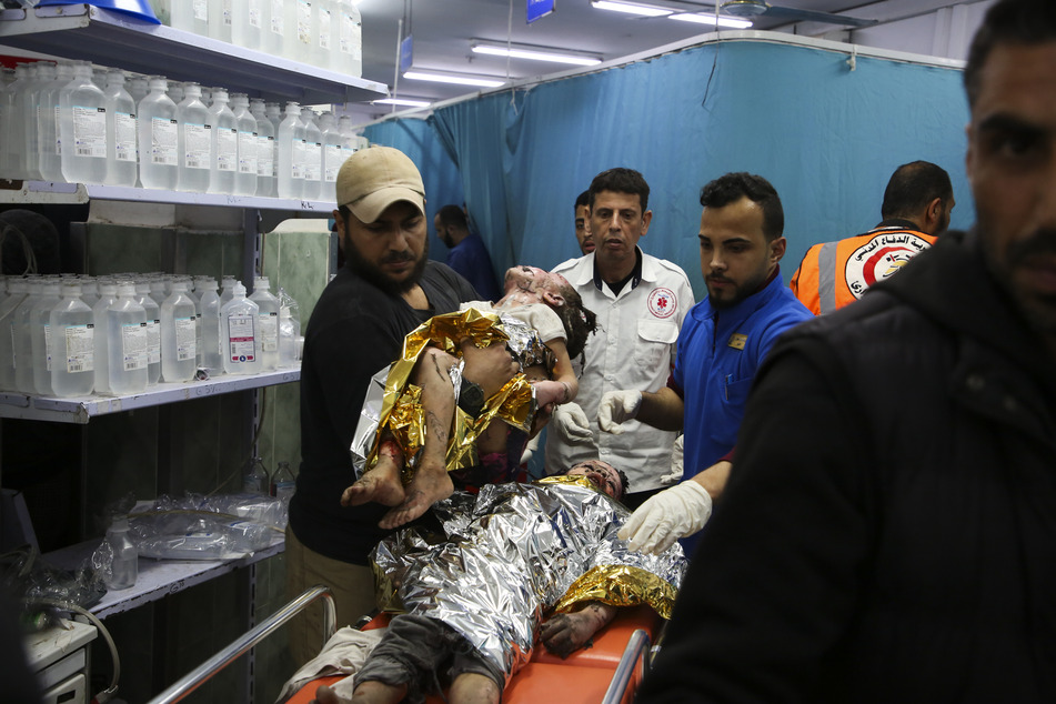 Palästinensische Kinder, die durch israelischen Beschuss verwundet wurden, werden in ein Krankenhaus gebracht. (Symbolbild)
