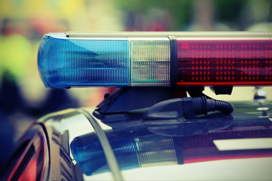 Bei der versuchten Flucht des 16-Jährigen entstand ein leichter Schaden am Polizeiauto (Symbolbild).