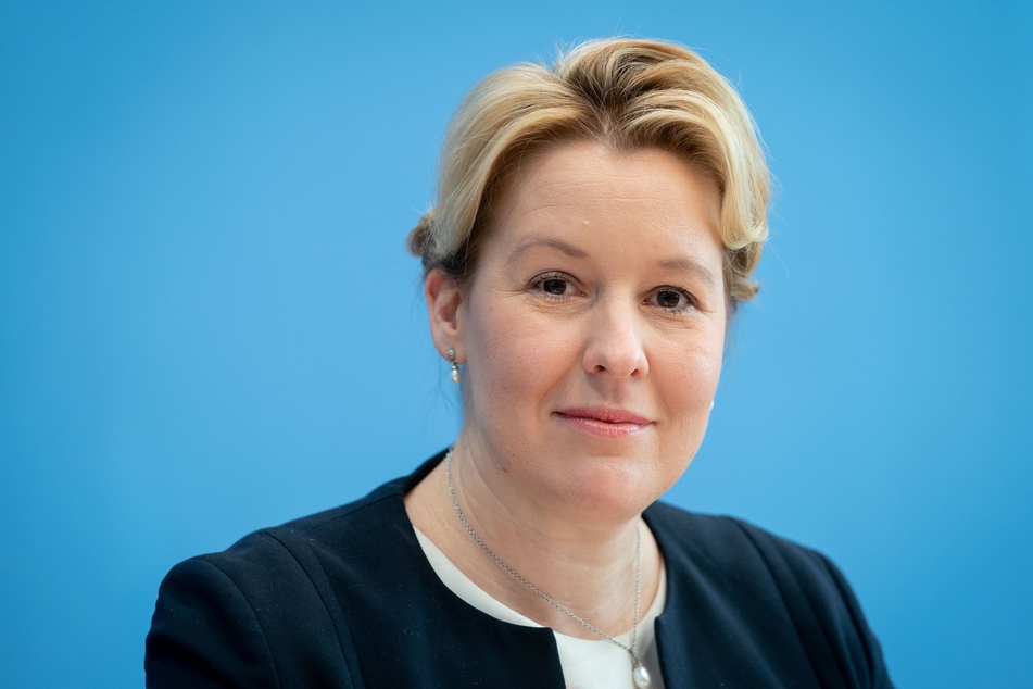 Bundesfamilienministerin Franziska Giffey (SPD) hat ihren Doktortitel freiwillig abgegeben.