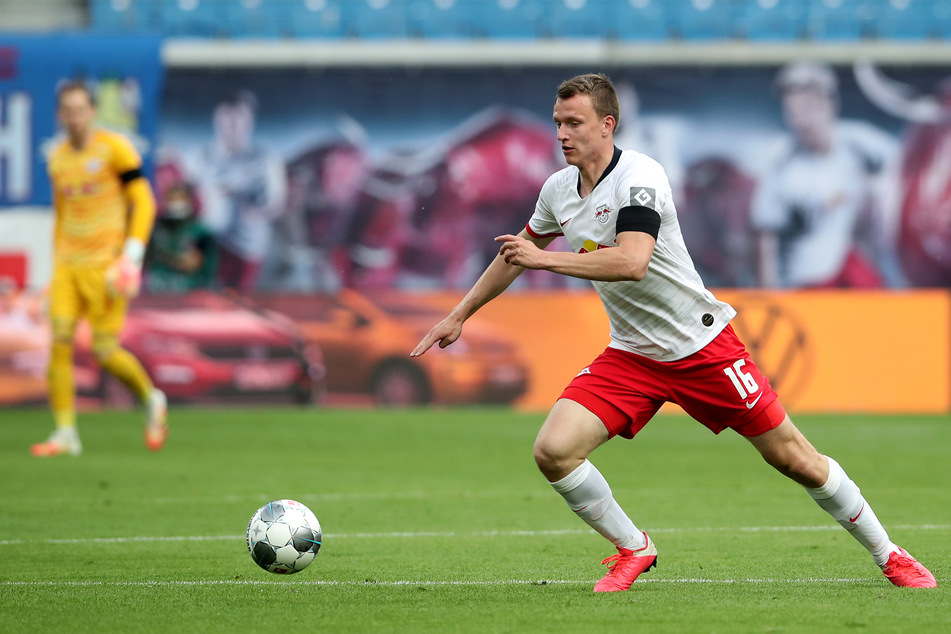 RB Leipzigs Lukas Klostermann fällt am Dienstag wegen Knieproblemen aus. Trainer Julian Nagelsmann zufolge könnte es sich dabei unter Umständen um eine längere Geschichte handeln.