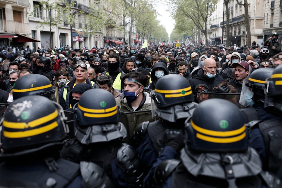 Paris: Bereitschaftspolizisten umzingeln Demonstranten während des Maiaufmarsches.