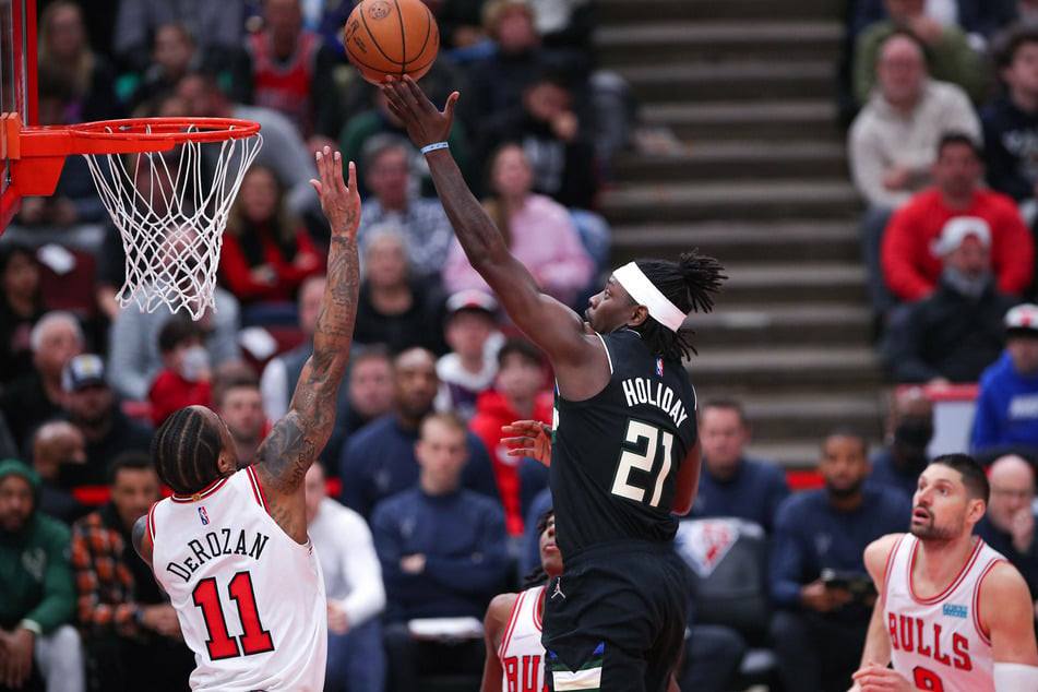 Bucks guard Jrue Holiday (c) scored 26 points against the Bulls.