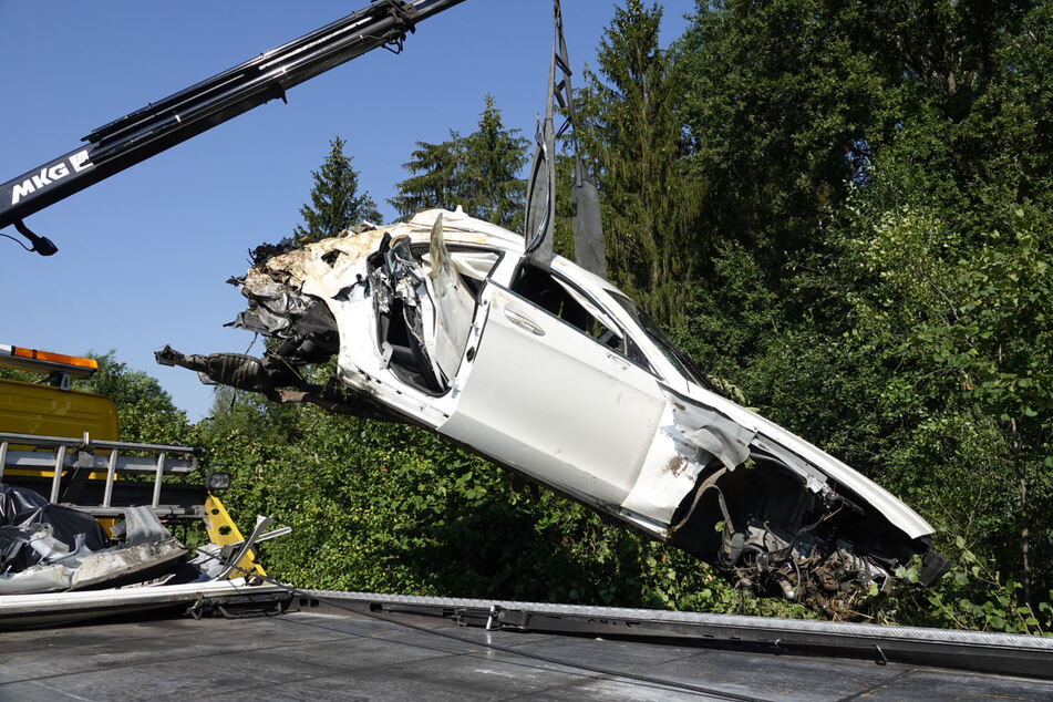 Von dem Turbo-Mercedes blieb nur noch ein Blechklumpen übrig. Ein Mann (22) verstarb in den Trümmern.