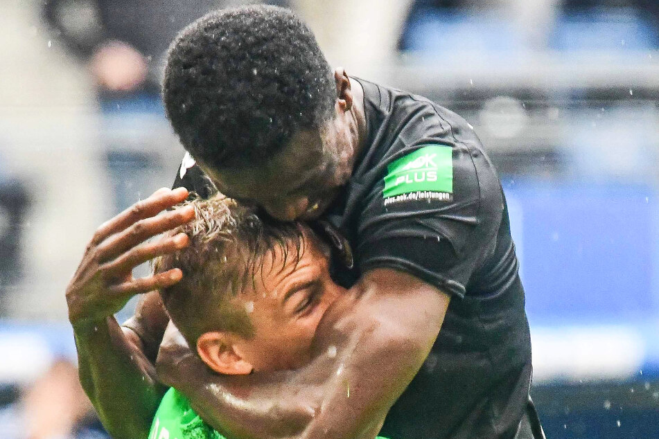 Jubel bei Michael Akoto (23, r.) und dem starken Dresdner Keeper Kevin Broll (25).