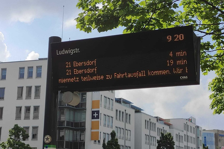Digitale Anzeigetafeln weisen auf eventuelle Fahrtausfälle hin.