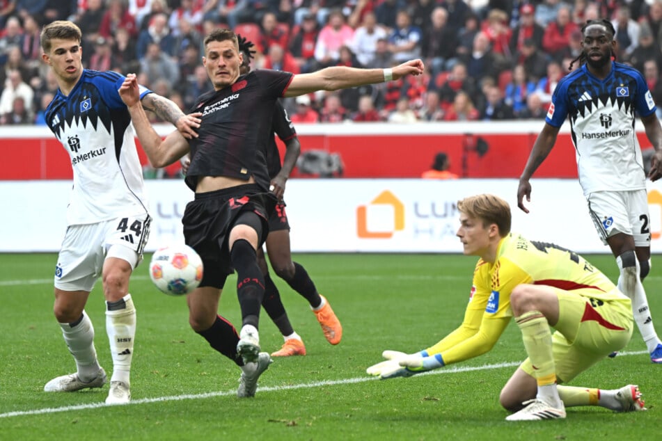 HSV-Keeper Sander Tangvik (r.) zeigte ein herausragendes Debüt für die Rothosen.