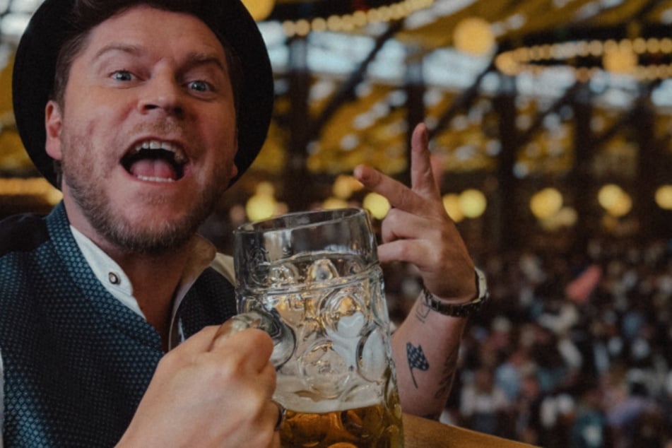 Drei Tage in Folge feierte Johannes Oerding (43) auf den Wiesn. Zum Abschluss performte er spontan mit der Kapelle im Festzelt.