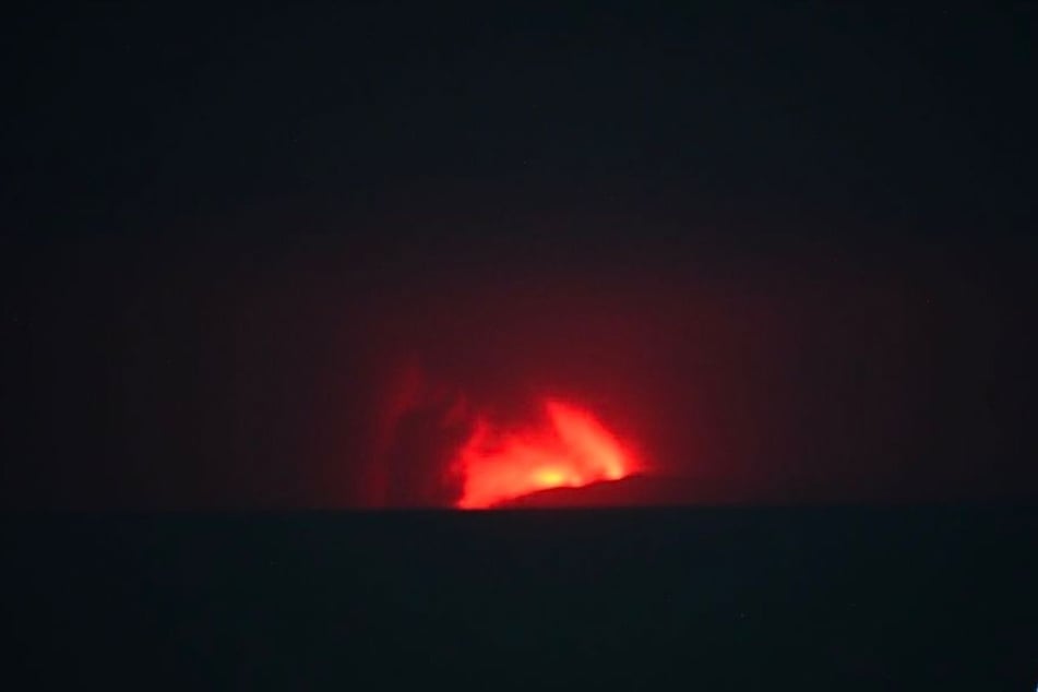 Nach einem Ausbruch in der Meerenge von Sunda hat der Wind Vulkanasche nun bis nach Jakarta gebracht.