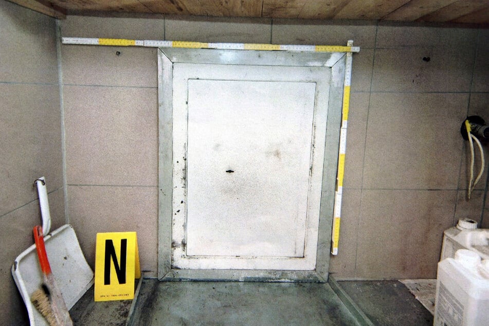 Wejściowe drzwi do piwnicy, w której Natascha Kampusch była przetrzymywana podczas porwania.