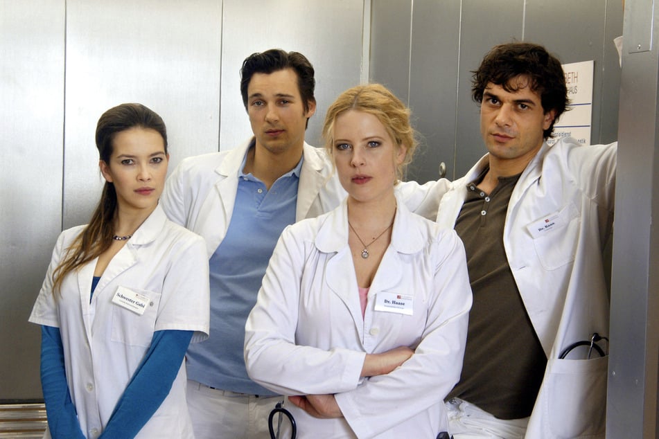 In der beliebten RTL-Serie "Doctor's Diary" spielte Laura Osswald (40, v.l.n.r.) neben Florian David Fitz (48), Diana Amft (47) und Kai Schumann (46).