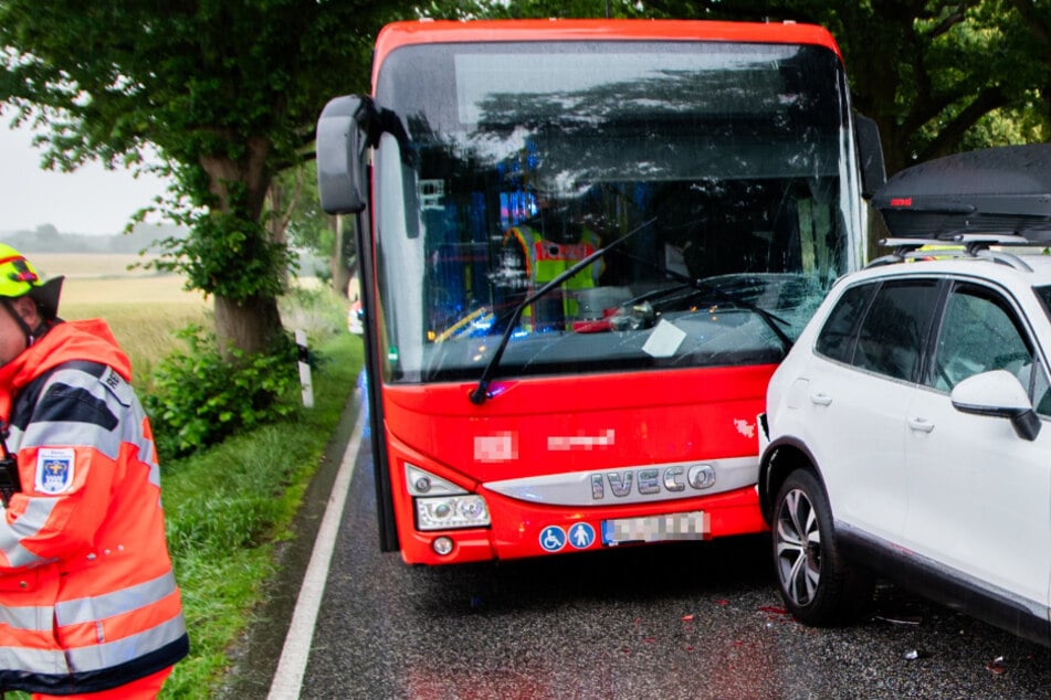 Linienbus kracht in VW: Fünf Verletzte, darunter zwei Kleinkinder