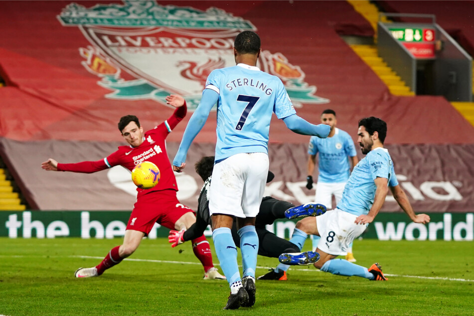 Ilkay Gündogan (30, r.) verschoss gegen den FC Liverpool zwar einen Elfmeter, traf beim 4:1-Sieg von Manchester City an der Anfield Road aber trotzdem doppelt.