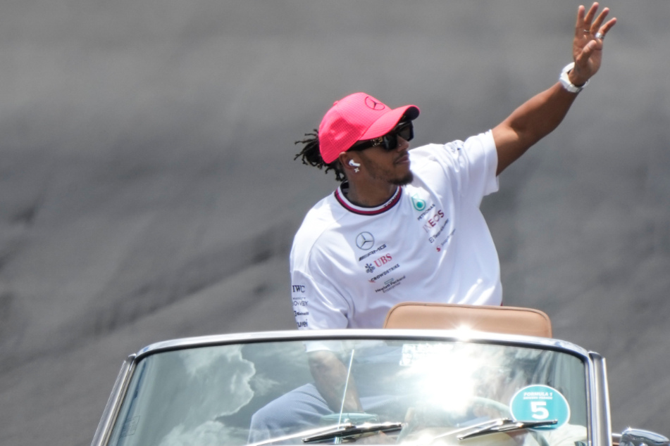 Lewis Hamilton (38) wirkt während der traditionellen Fahrerparade vor dem Rennen entspannt.