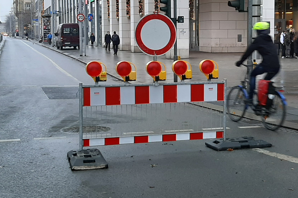 Die Durchfahrt am Postplatz ist für Radfahrer während des Striezelmarkts eigentlich verboten. Die Sperrung wird jedoch immer wieder ignoriert.