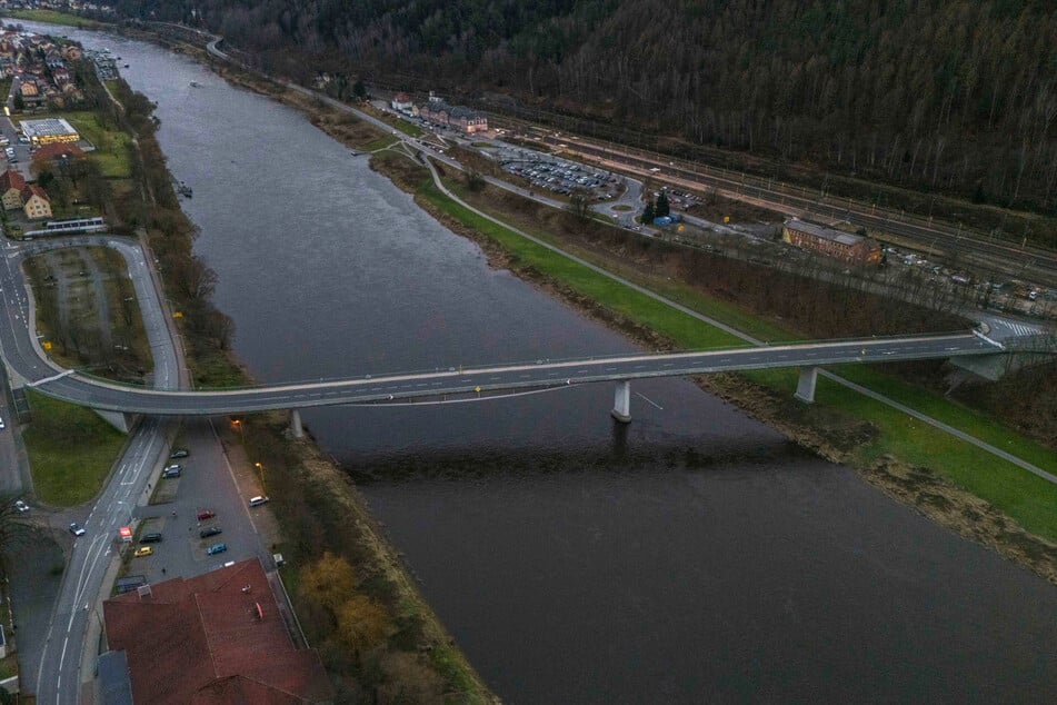 Die Elbbrücke in Bad Schandau bleibt wohl bis Juli 2025 gesperrt.