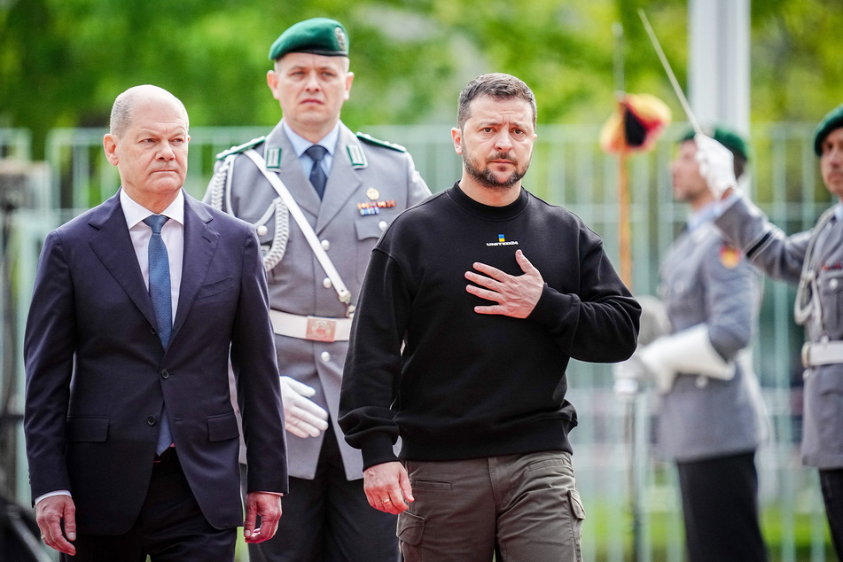 Olaf Scholz (64, SPD, l.) empfing Wolodymyr Selenskyj (45) mit militärischen Ehren in Berlin.