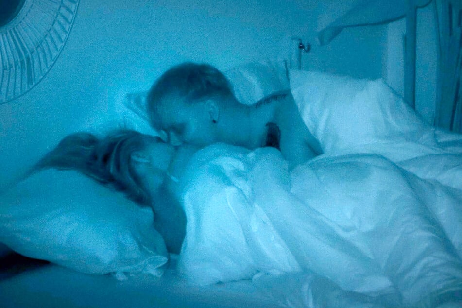 Sind seit Tag 1 sozusagen ein Couple: Viki (27) und Bennett (29). Doch es droht Ärger im Paradies.