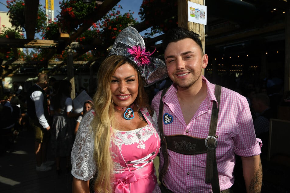 Jasmin Herren (45, l.) mit ihrem Freund Philipp Bender (24) auf dem Oktoberfest in München.