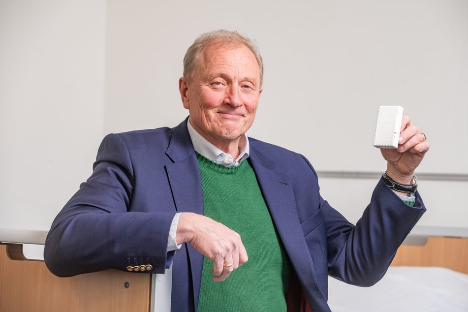 Wilhelm Prinz von Hessen (63) zeigt den kleinen "Care Monitor"-Sensor.
