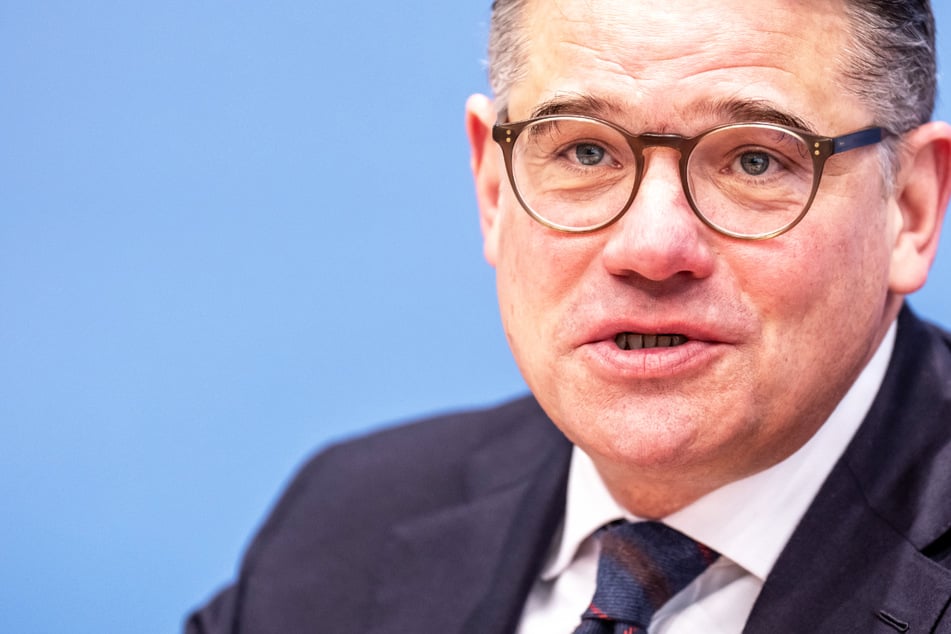 Boris Rhein (54, CDU), der Ministerpräsident von Hessen, fordert angesichts stark gestiegener Preise für Benzin und Diesel eine Spritpreisbremse von der Bundesregierung.