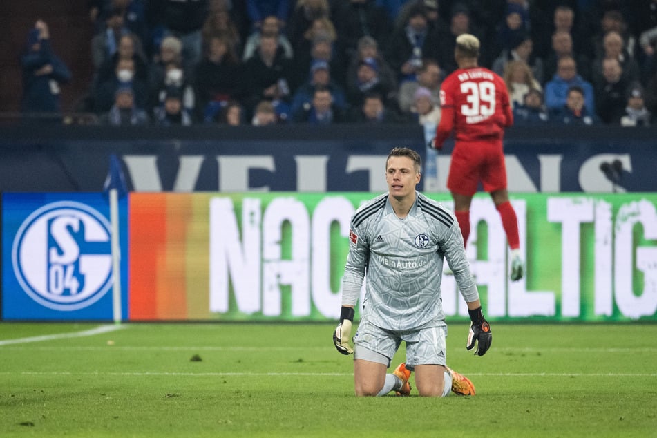 Schalkes Torhüter Alexander Schwolow konnte einem nur Leid tun. Ein paar Mal konnte er retten, doch sechs Mal musste er hinter sich greifen.